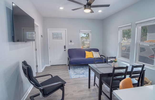 Delightfully Renovated 4 Br/2 BA Near DT Riverwalk - Foto 16