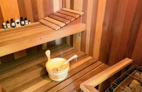 Stunning Panoramic Waterfront Pool Home Escape - Foto 13