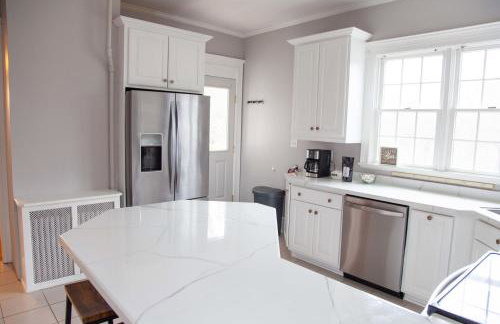 Lakeview on Main Pool Fire Pit and Walkable - Foto 9