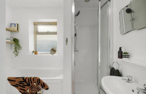 Bright Apartment w Parking & Distant Sea Views - Foto 19