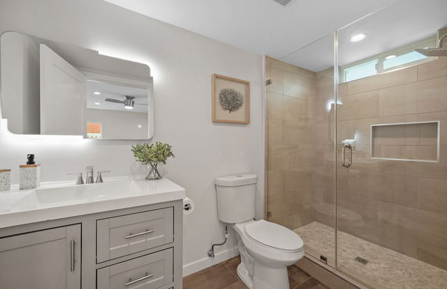 Completely Renovated Oasis on the Hill - Foto 8