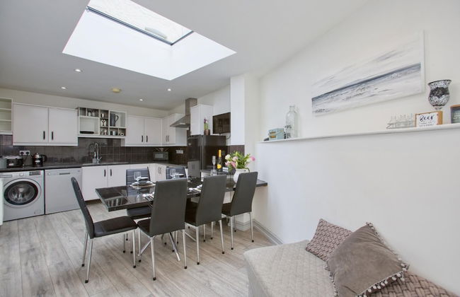 Fantastic 1BD Hideaway, 2 Minutes to the Sea - Photo 8