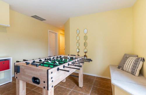 Spacious & Serene 6-Br Family Retreat in Kirkland - Photo 9