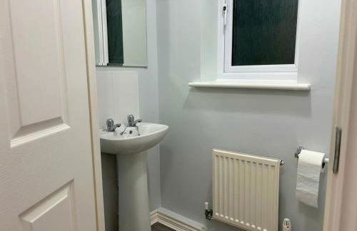 Eskdale Townhouse- Spacious 4BR ,Crawley, Free Wifi, Parking, fully equipped, contractor friendly, temporary relocations welcome, near Gatwick Airport - Foto 46