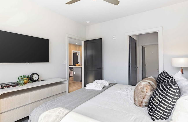 Prime Walkable Midtown Location, Pool, Gym Outlaw's Den by Avantstay - Foto 16