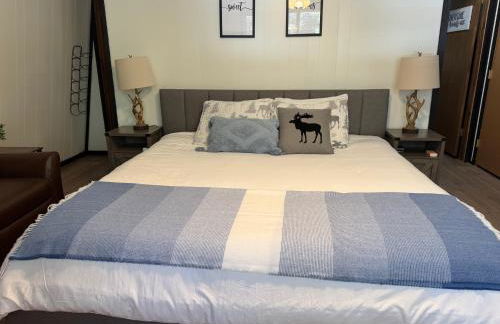 Entire Cabin, Walk to Ski Slopes, Hot Tub, Pet Friendly, Fast WiFi, 2 Parking, 2 Fireplace, Wash & Dryer, Fenced, Fire Pit, BBQ, Hike, Golf, Zoo - Foto 9