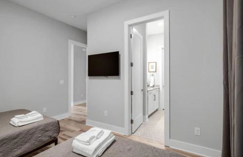 Rooftop Views - Hot Tub - Near Honky Tonks & Bars - Photo 18