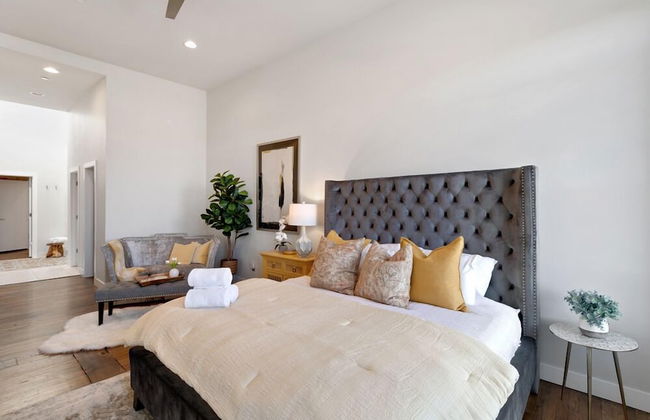 The Penthouse Loft in the Heart of Old Town! - Photo 5