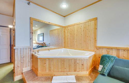 Pool and Lake Access Northern Lakes Retreat! - Foto 17