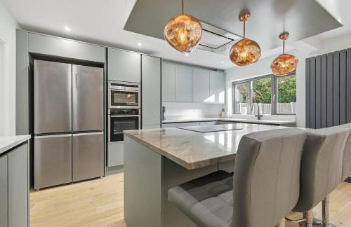 Four Bed House by Brookland Stays Serviced Accommodation Short Lets Brentwood with Free WiFi - Foto 11