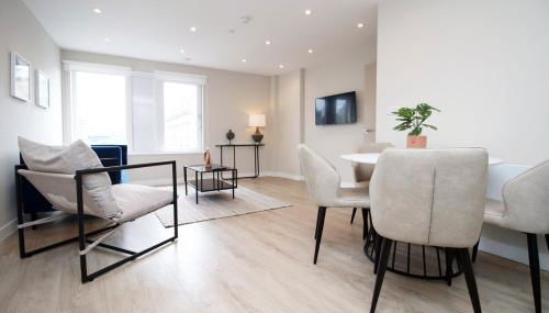 Stylish 2-Bed Apartment in the Heart of Cardiff Bay - Foto 1