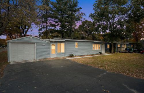 New Lakefront Getaway Private Hot Tub Min to DMC - Foto 31