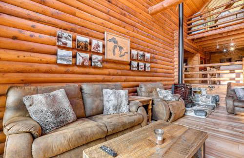 Magical Metamora Cottage with Fire Pit, Pond, Deck! - Foto 5