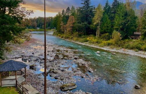 Riverfront Retreat Hot Tub Sauna Yard Gazebo and VIEWS - Foto 12