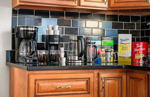 Whole House Near NYC and Transit with Game Room Fire Pit and King Bed - Foto 13