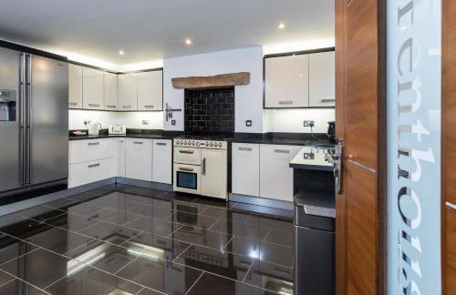 The Penthouse, Opposite Sale Metrolink, Includes Free Parking - Photo 7