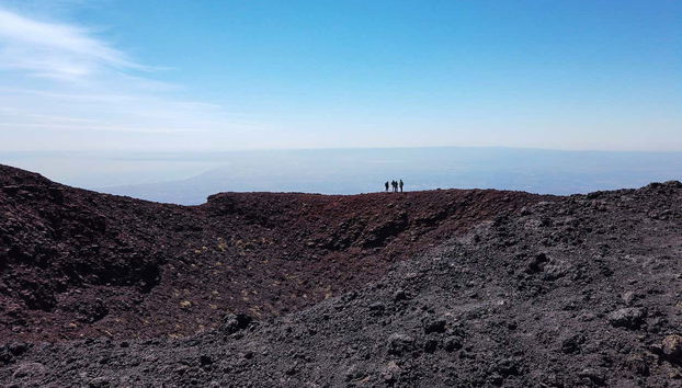 Grupo de personas a lo lejos durante la ruta de trekking