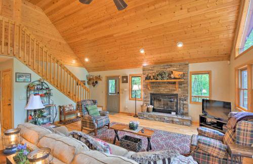 Andrews Cabin with Game Room and Covered Porch! - Foto 4