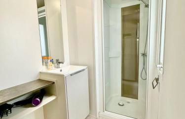 Bungalow 3 chambres pour 6 pers avec Climatisation Camping 3 etoiles - Foto 4