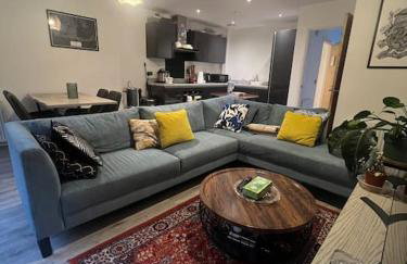 Lovely 2 bedroom home, free parking, 6 mins from airport - Foto 1