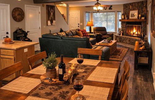 2BR Gated Escape With A Pool And Walk to Dining and Trails - Foto 1