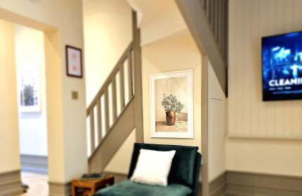 Newly Renovated Gem - Free Parking & Modern Comfort - Foto 8