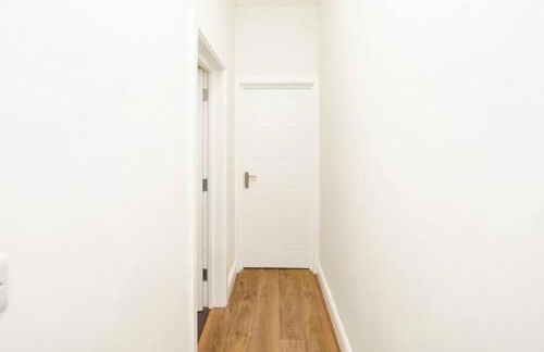 Newly Renovated Modern 4 Bed 3 Bath Apartment London - Foto 6