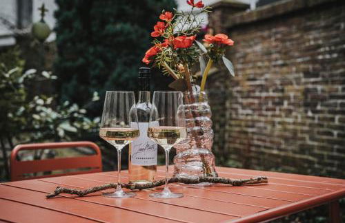 JOBOSTAYS - LINDEN Family Apartment Oldenburg - sehr geräumig 110m2 - Terrasse mit Gartenblick - voll ausgestattete Küche - 2 Bäder - Babybett - 10 Min zu Fuß zum Bahnhof - kostenloses WLAN - Parkplatz - kontaktfreier Check-In - Photo 5