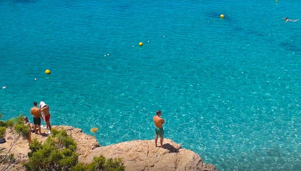 Disfrutando de la parada en Cala Salada