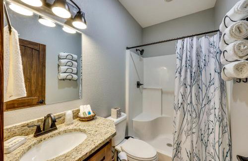 Big Cedar Vacation Rental with Deck and Hot Tub! - Foto 18