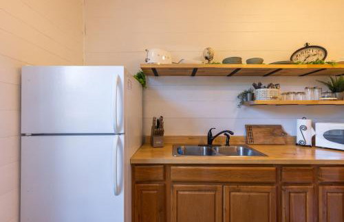 Cozy Spring Night HotTub Firepit PetFriendly Patio - Foto 12