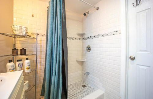 Bright 3bed basement with backyard & free parking - Foto 11