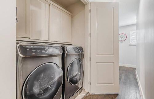 Stunning Townhome Near Uptown - Photo 39