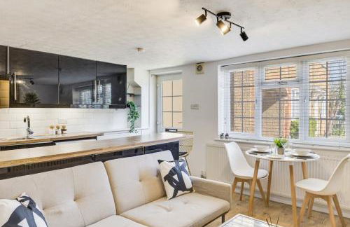 Cozy Riverside Cottage in Hertford Town with Parking - Foto 39