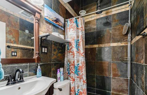 Spacious 4BR w/ Pool, Spa, Mini Golf & Game Lounge - Foto 6