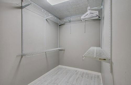 Peaceful Retreat with Private Hot Tub in New Albany - Foto 14