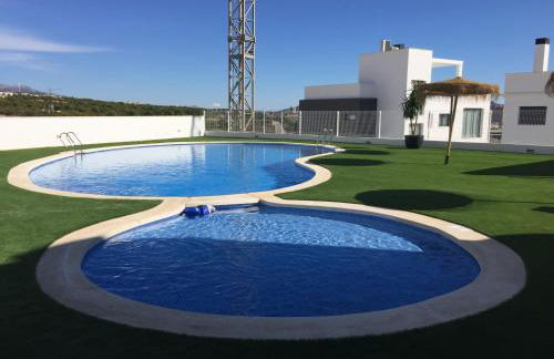 PANORAMISCH modern vakantiehuis in Finestrat bij Benidorm met 3 slaapkamers, gelegen op de 1ste lijn met privézwembad en omheinde privétuin, zicht op zee, de bergen met 'Kilómetro Vertical del Puig Campana' en op de skyline van Benidorm City en Finestrat - Foto 32