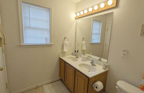 Cheerful 4Br Water View Lakehouse with Dock & More - Foto 30