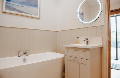 Peaceful Countryside Barn Conversion in the Yorkshire Dales by MCPI Hosting, Perfect for Couples, Small Families & Walkers - Photo 8