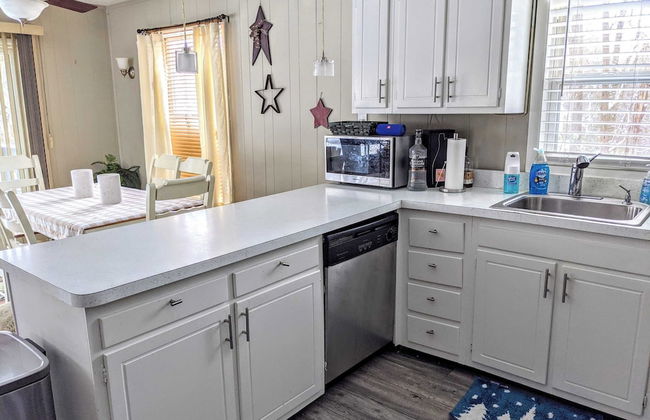 Harmony Cottage by Avantstay Lake Access, Hot Tub, Fire Pit, & Game Room - Foto 13