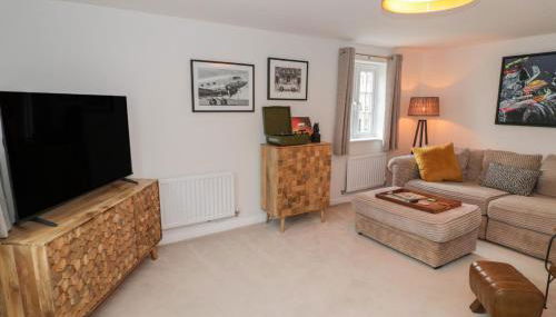 Silverstone Paddock Retreat - Photo 4