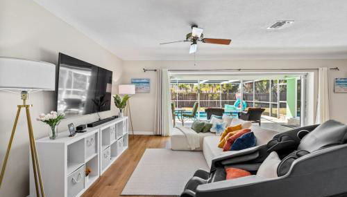 Walk to Beach Indoor-Outdoor Living w Pool - Photo 3