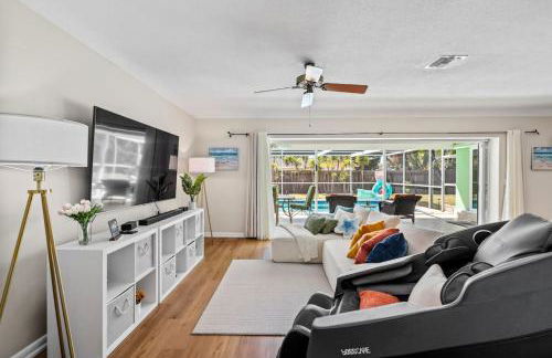 Walk to Beach Indoor-Outdoor Living w Pool - Photo 3