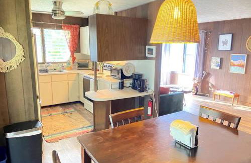 THE HILO HOMEBASE - Charming 3 Bedroom Hilo Home, with AC! - Foto 10