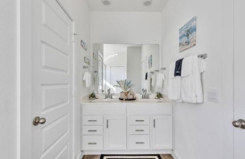 Stylish 4BR Family Home with Game Room and Backyard - Foto 12