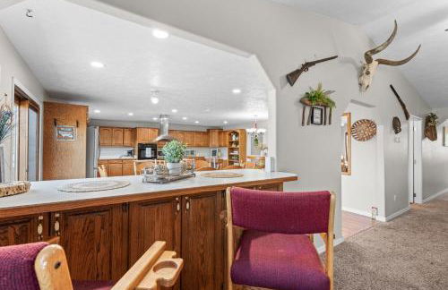 Lakefront Retreat with Deck, Movie Room and Yard - Foto 22