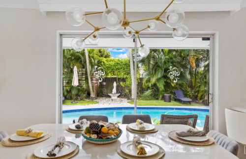 Tropical Villa Retreat with Private Pool & Peaceful Backyard - Stylish Escape in a Tranquil Residential Area - Foto 19