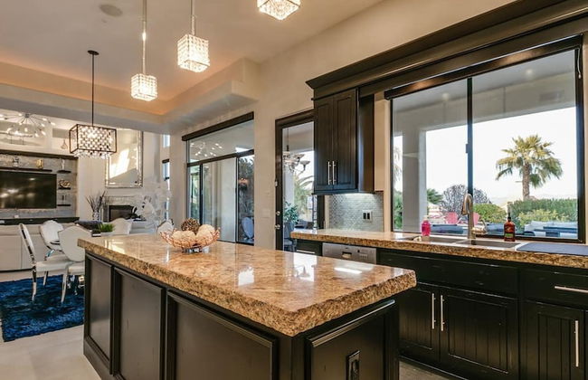 Luxury Contemporary Sanctuary w/ Pool and Views! - Foto 15