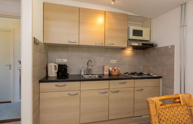 Cozy Holiday Home 3 Minutes From the Beach! - Photo 4