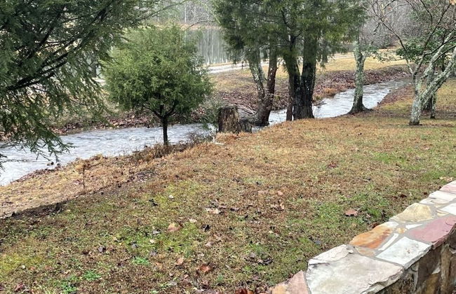 Deluxe log cabin! Pet and motorcycle friendly - enjoy nature with family and friends! 3 Bedroom Cabin by RedAwning - Foto 25